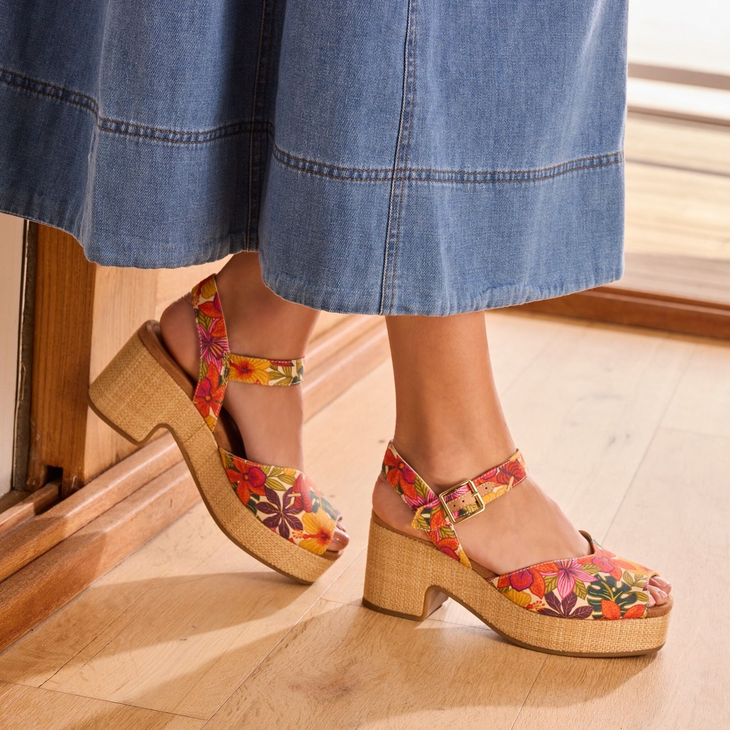 Womens Isla Peep Toe Heeled Sandal Tropical Floral Print